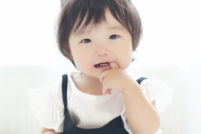指をくわえる子供の画像