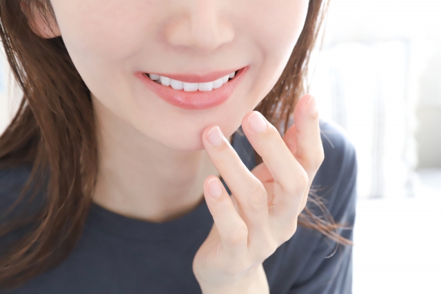 笑顔の女性　デンタルケアイメージ
