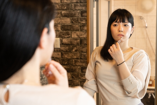歯みがきをする女性の画像