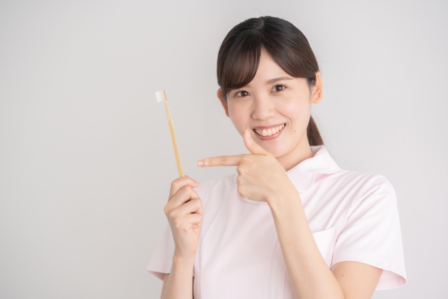 歯ブラシを持つ歯科衛生士
